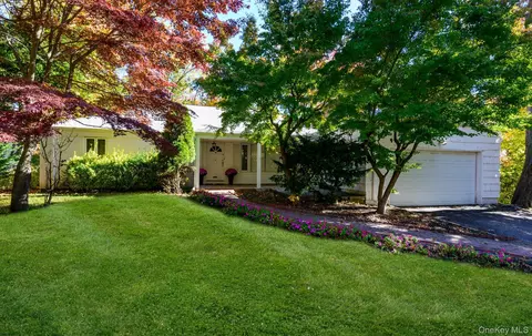 9 Wimbleton Ln, North Hempstead, NY 11023