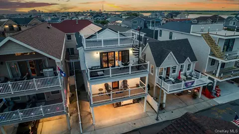 97 Wisconsin St, Long Beach, NY 11561