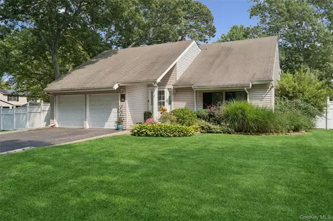 27 Sugarbush Ln, Coram, NY 11727