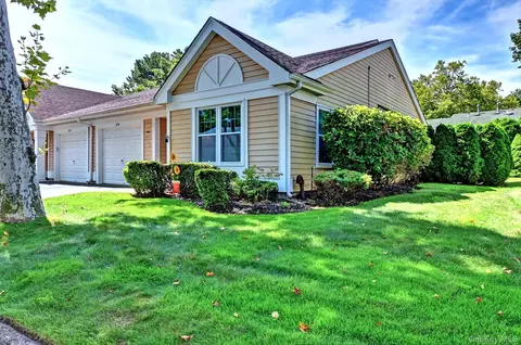 272 Glen Dr, Ridge, NY 11961