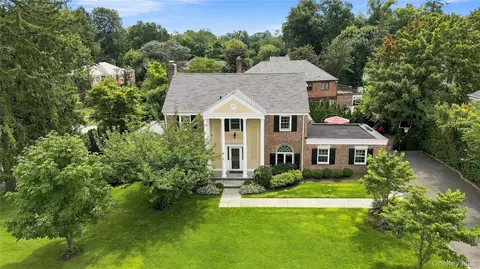 1 Shore Park Rd, North Hempstead, NY 11023