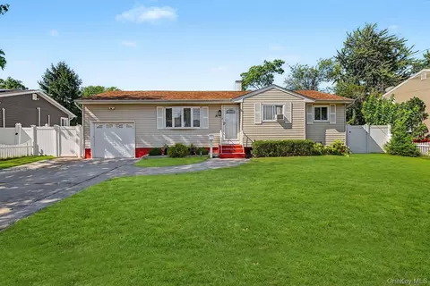 81 Ellery St, Brentwood, NY 11717
