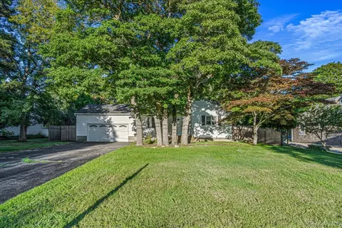 189 Belleview Ave, Center Moriches, NY 11934