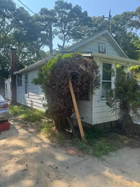 34 Midland Ave, Mastic, NY 11950