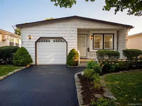 162 Village Cir W, Manorville, NY 11949