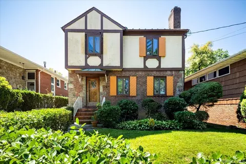 21110 34th Rd, New York, NY 11361