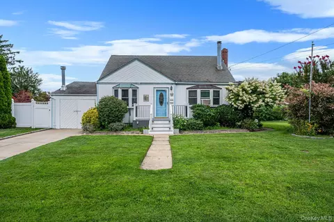 218 11th St, West Babylon, NY 11704