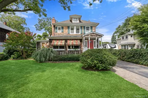51 Hamilton St, Sayville, NY 11782