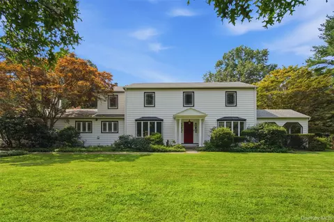 897 Ripley Ln, Oyster Bay, NY 11771