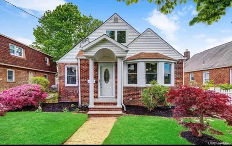 47 Fendale St, Franklin Square, NY 11010