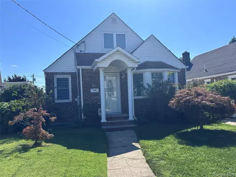 47 Fendale St, Franklin Square, NY 11010
