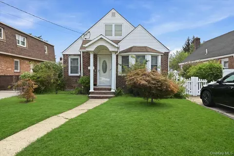 47 Fendale St, Franklin Square, NY 11010