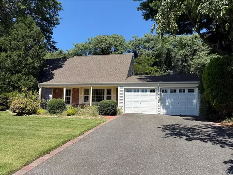 51 Hastings Dr, Stony Brook, NY 11790