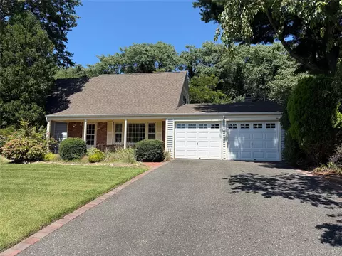 51 Hastings Dr, Stony Brook, NY 11790