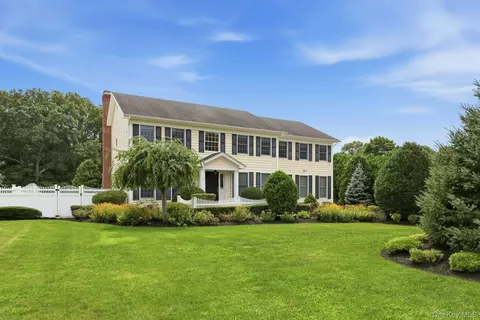 28 Spruce St, Selden, NY 11784