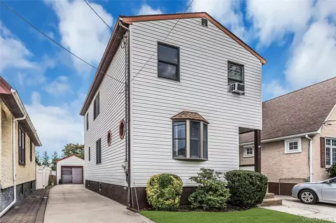 962 Gabriel Ave, Franklin Square, NY 11010