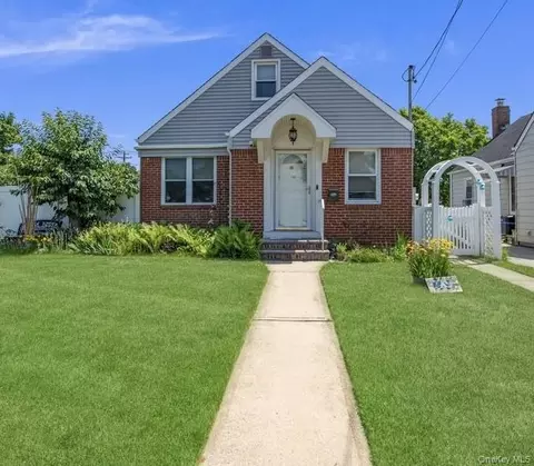 149 Arlington St, North Hempstead, NY 11501