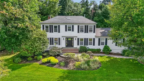 37 Windgate Dr, Clarkstown, NY 10956