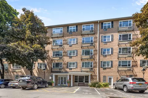 2 Consulate Dr #3G, Eastchester, NY 10707