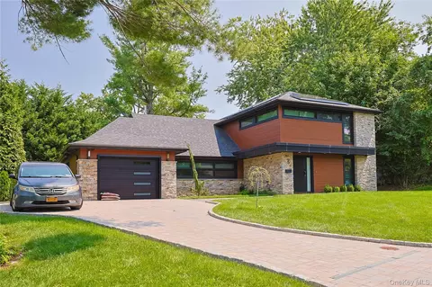 5 Market Ln, North Hempstead, NY 11020