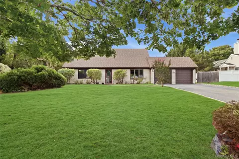 8 Imperial Dr, Miller Place, NY 11764