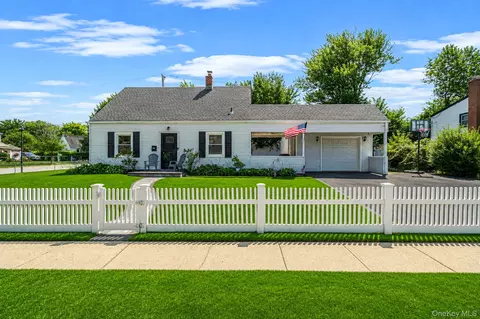 126 Cotton Ln, Levittown, NY 11756