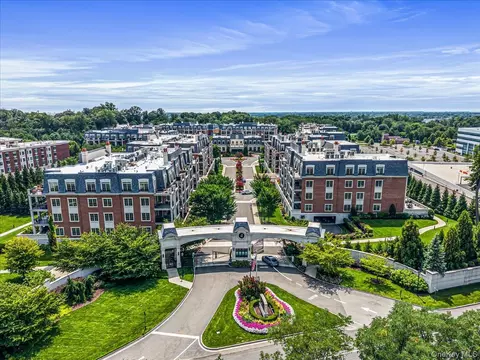 6000 Royal Ct #6006, North Hempstead, NY 11040