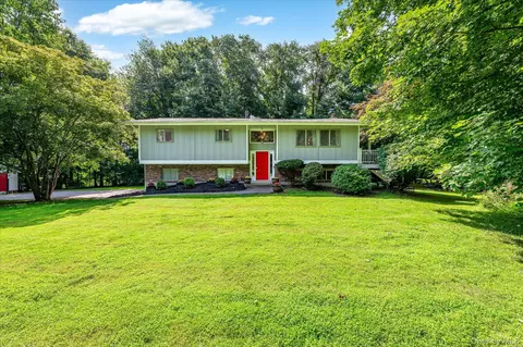 119 Bonnie Brae Ct, Granite Springs, NY 10527