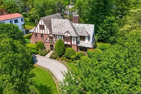260 Overlook Rd, New Rochelle, NY 10804