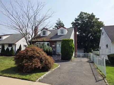 147 Miller Rd, Hicksville, NY 11801