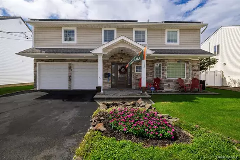 3942 Sally Ln, Oceanside, NY 11572