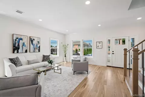 101 Brown St, North Hempstead, NY 11501