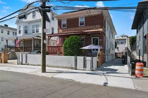 193 Beach 113th St, Rockaway Park, NY 11694