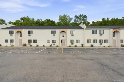 21 Scarborough Ln #B, Wappinger, NY 12590