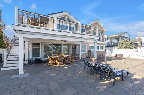 2072 Legon St, Bellmore, NY 11710