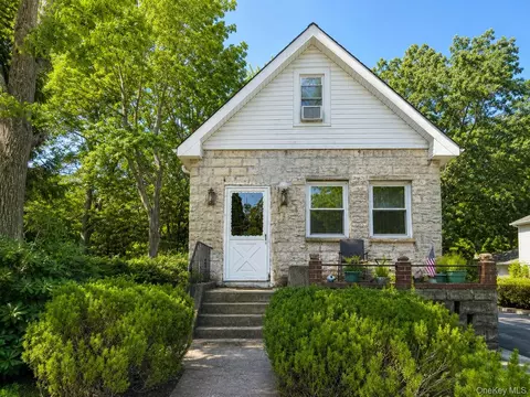 164 S Evergreen Dr, Selden, NY 11784