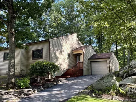 7 Ironwood Dr, Highland Mills, NY 10930