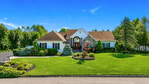 55 Casey Ln, Mount Sinai, NY 11766