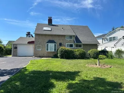14 Cinder Ln, Hicksville, NY 11801