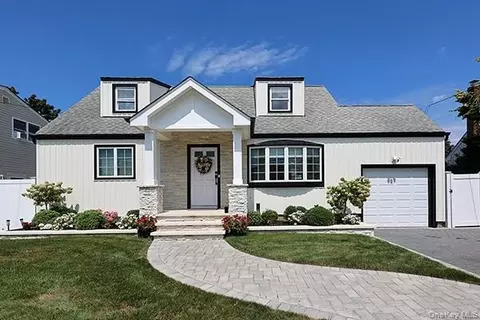 269 N Suffolk Ave, Massapequa, NY 11758
