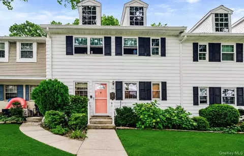 718 Towne House Vlg, Islandia, NY 11749