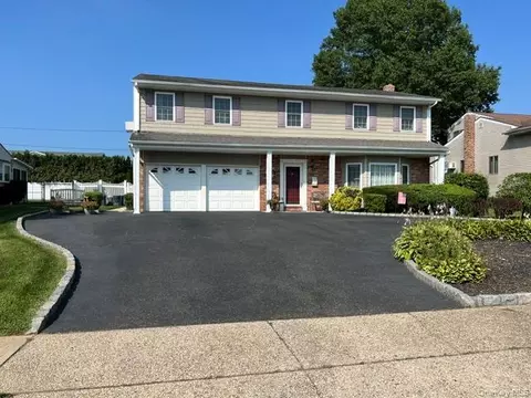 32 Columbine Ln, Kings Park, NY 11754