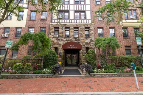 4 Maple Dr #6-I, North Hempstead, NY 11021