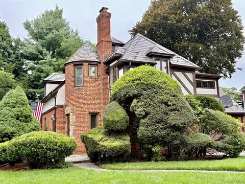 11 Andover Ln, North Hempstead, NY 11030