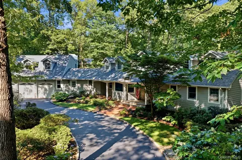 31 Crosby Pl, Cold Spring Harbor, NY 11724