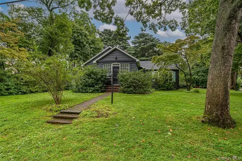502 Brooklyn Blvd, Brightwaters, NY 11718