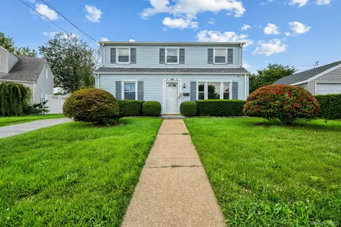 10 Park Ct, Farmingdale, NY 11735
