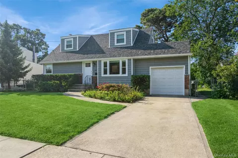 216 N Hawthorne St, Massapequa, NY 11758