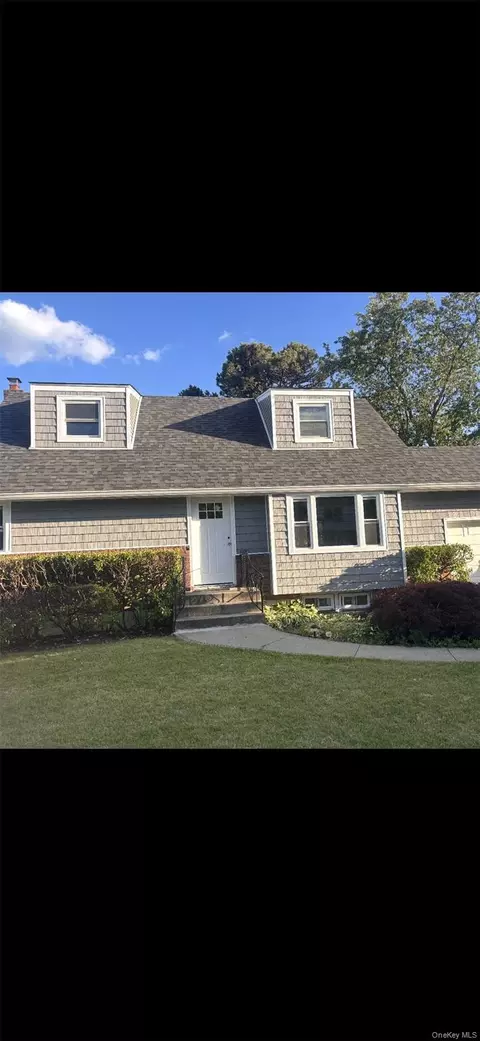 216 N Hawthorne St, Massapequa, NY 11758