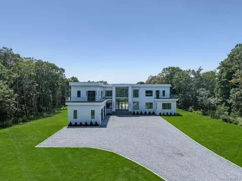36 Old Neck Rd S, Center Moriches, NY 11934
